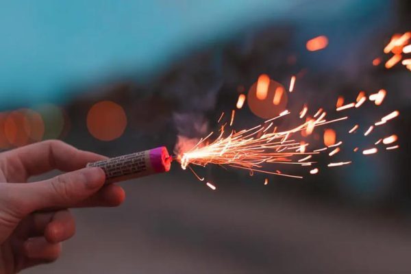 بردن مواد آتشزا و انفجاری به داخل کابین هواپیما ممنوع است. بردن مواد آتشزا و انفجاری به داخل کابین هواپیما ممنوع است.