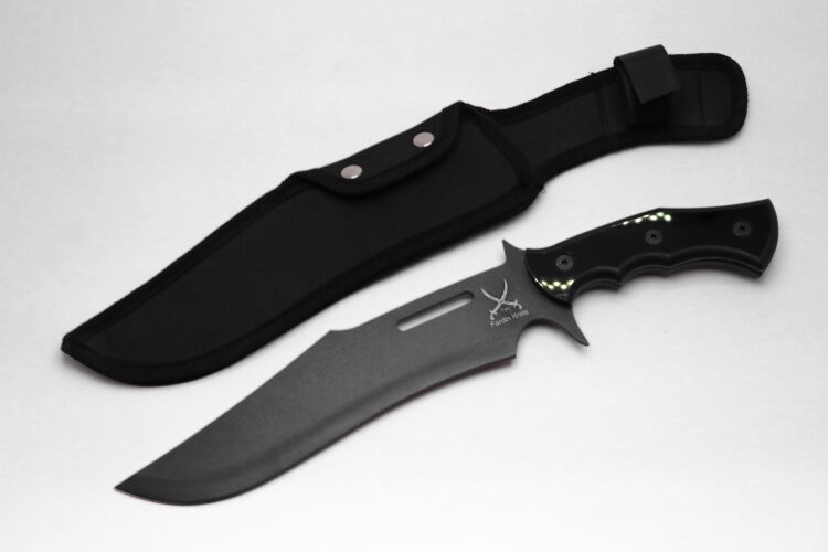 بردن وسایل تیز و برنده به کابین هواپیما ممنوع است. چاقو از وسایل ممنوعه در سفر با هواپیما